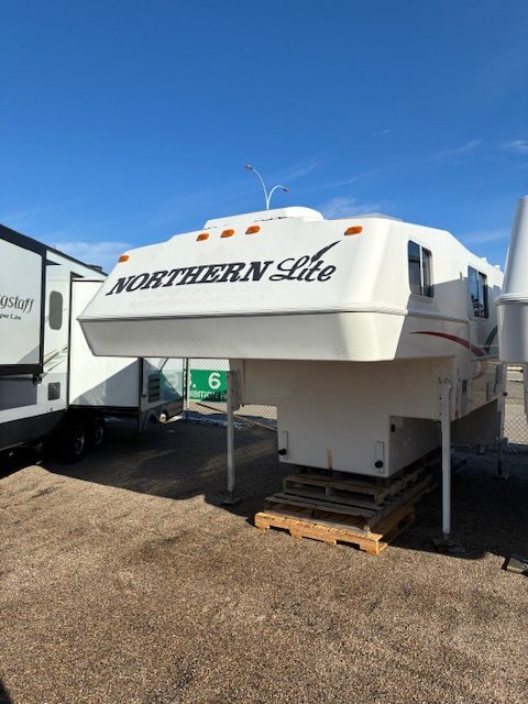 2019 NORTHERN LITE 8-11 WET BATH